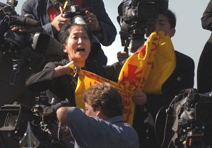 Falun Gong adherent and Global Times faux-journalist Wang Wenyi accosts Hu Jintao in the White House Rose Garden, 2007